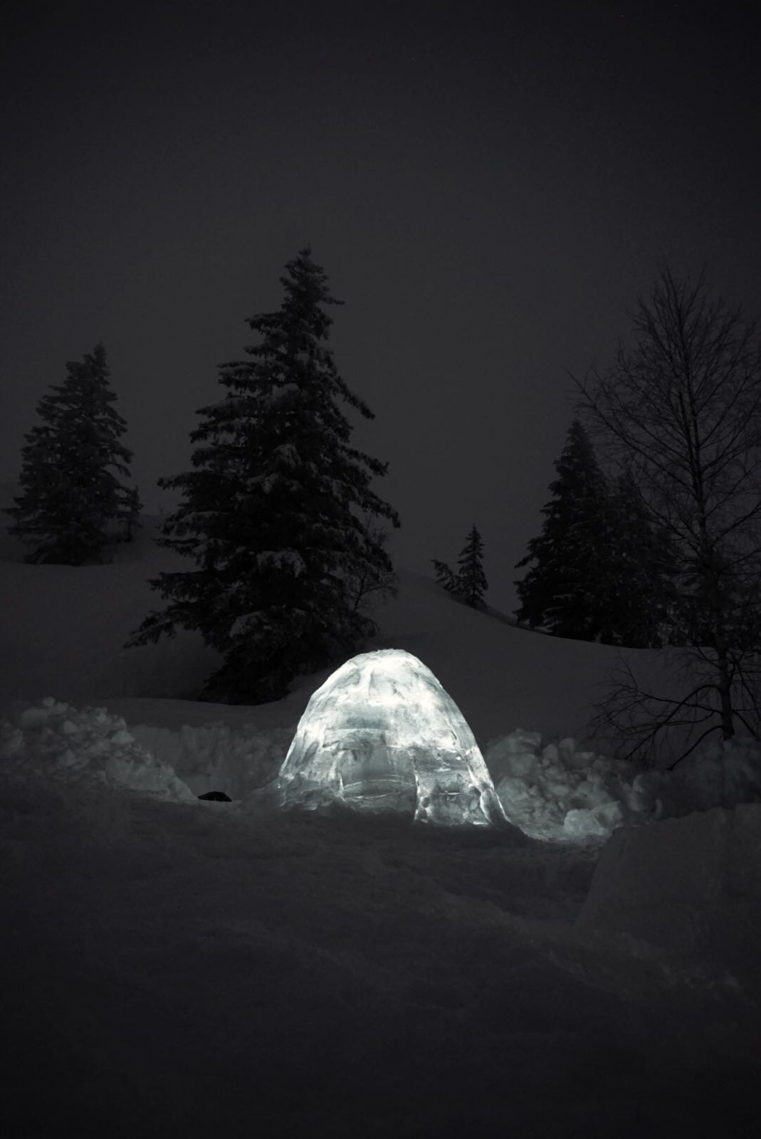 Jugendliche übernachten im selbstgebauten Iglu, 2018